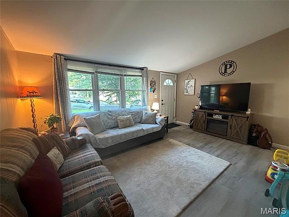 3rd image of 675 Linden Ln