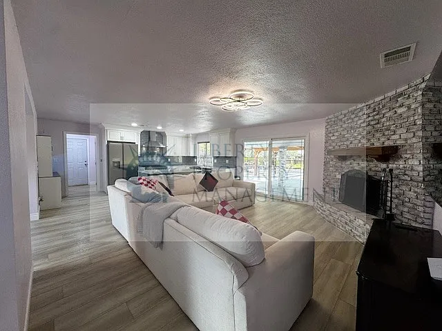 10757 N Armstrong Ave — Photo 8
