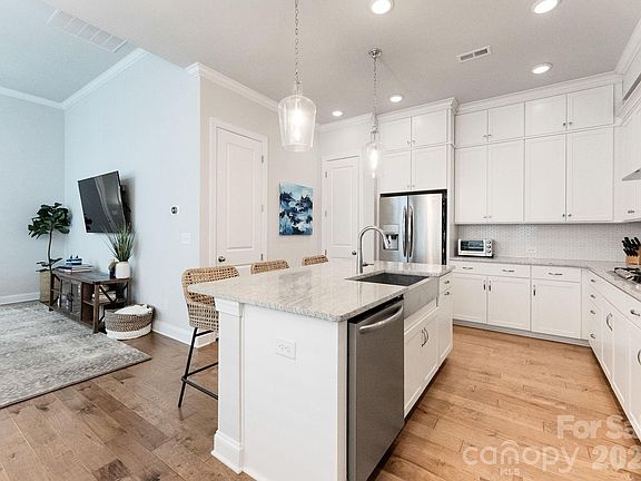 4th image of 521 Belton St