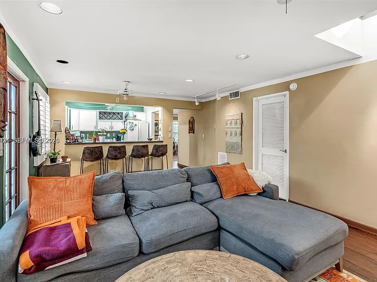 320 SE 10th Ave #D — Photo 8