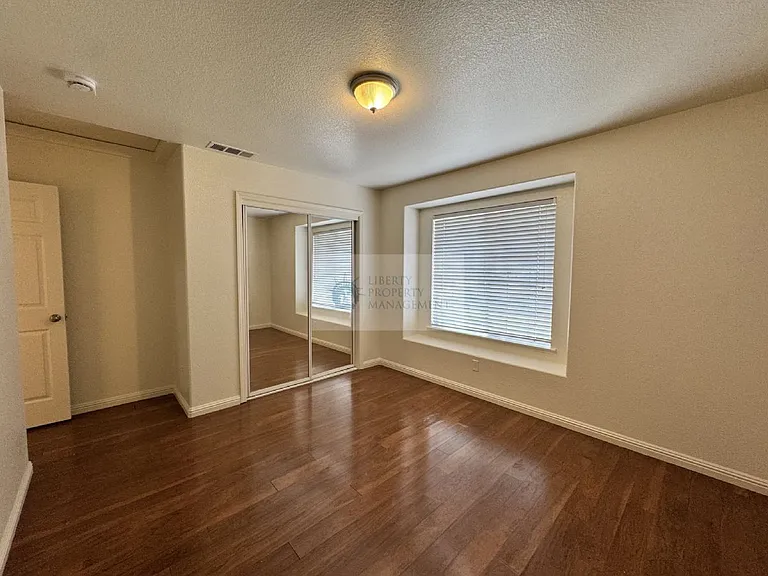 135 Decatur Ave — Photo 9