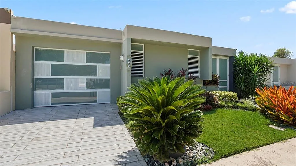 4 bed, 2.0 bath, 1400 sqft, $2,400 — Photo 2