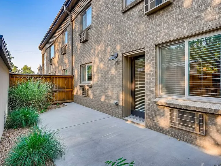 2460 W Caithness Pl — Photo 10
