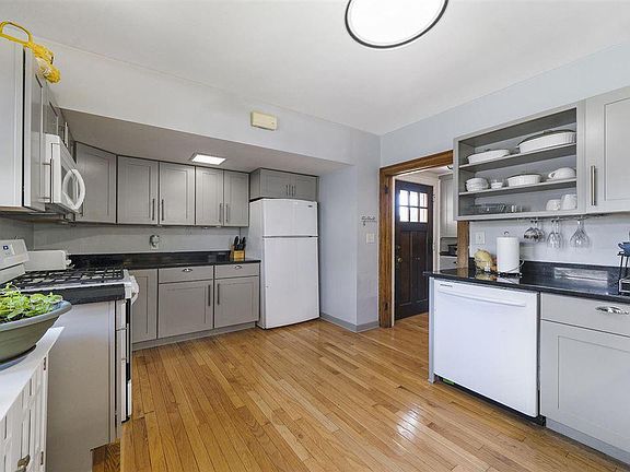 2nd image of 716 N Chicago Ave