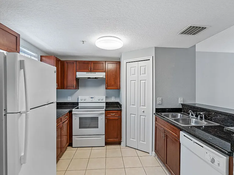 Tampa Commons — Photo 10