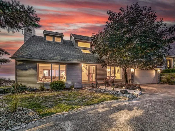 300 Marquette Dr, New Buffalo, MI 49117