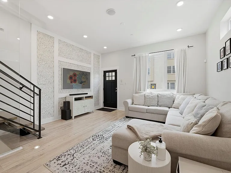 101 E Phil Ellena St — Photo 3