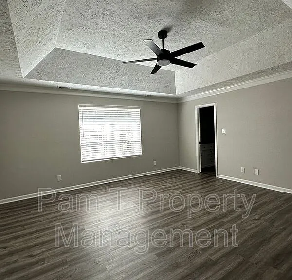 2411 E 39th St — Photo 28