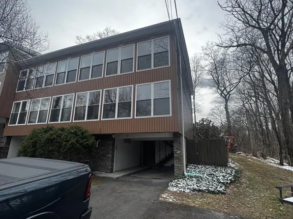 17 Split Rail Ln #17, Dallas, PA 18612