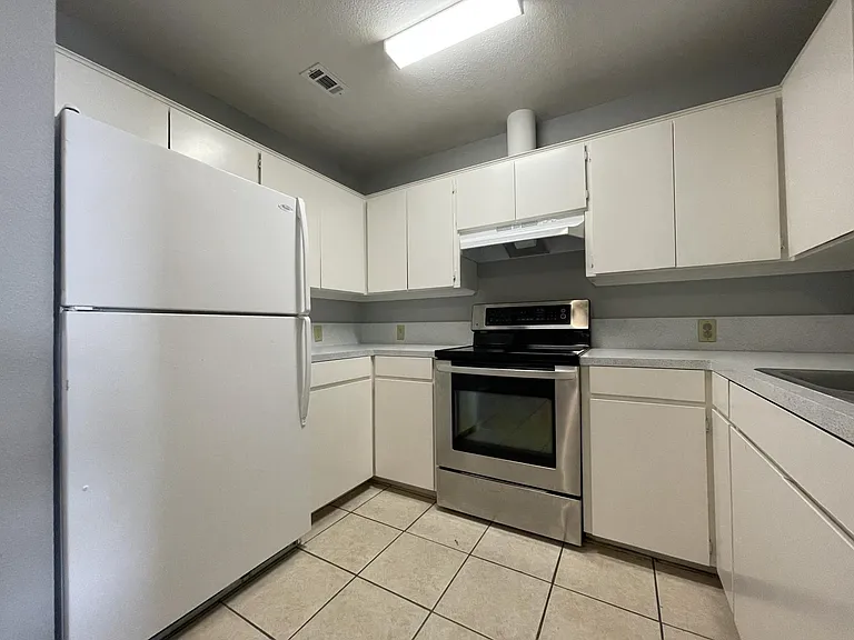 200 Howell St — Photo 3