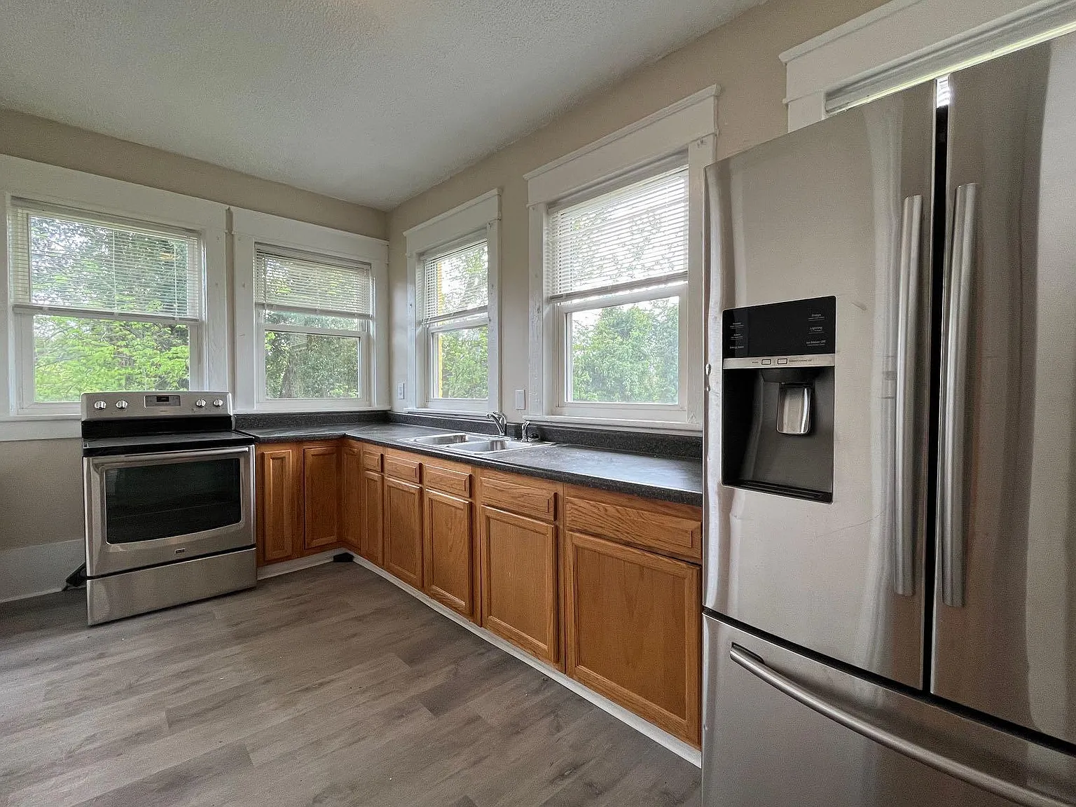 3 bed, 2.0 bath, 2418 sqft, $1,625 — Photo 2