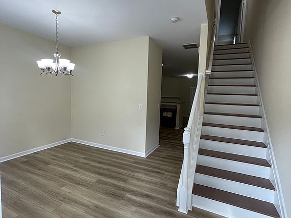 4th image of 883 Redwood Dr