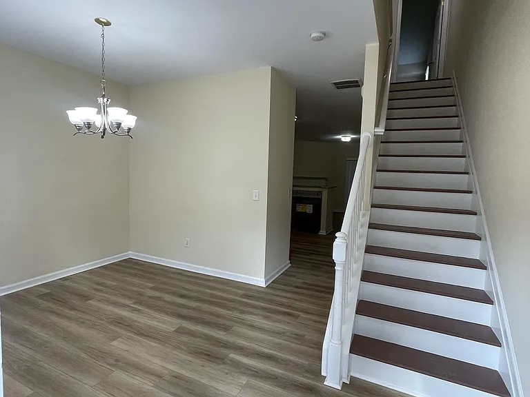 883 Redwood Dr — Photo 4