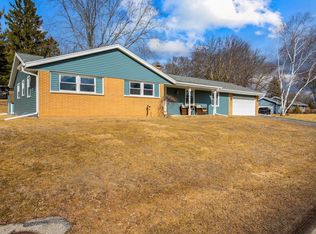 1406 Riverdale Dr, Oconomowoc, WI 53066