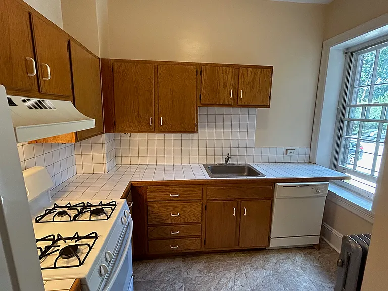 Fairfax Apartments — Photo 6