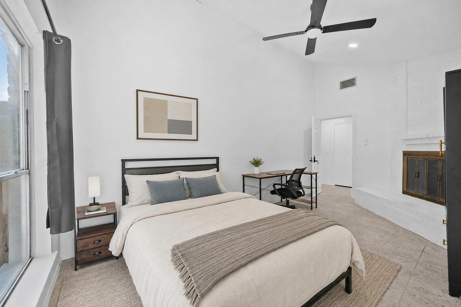 4 bed, 2.0 bath, 2200 sqft, $815 — Photo 1
