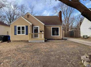 907 SW Hedgewood Ave, Topeka, KS 66606