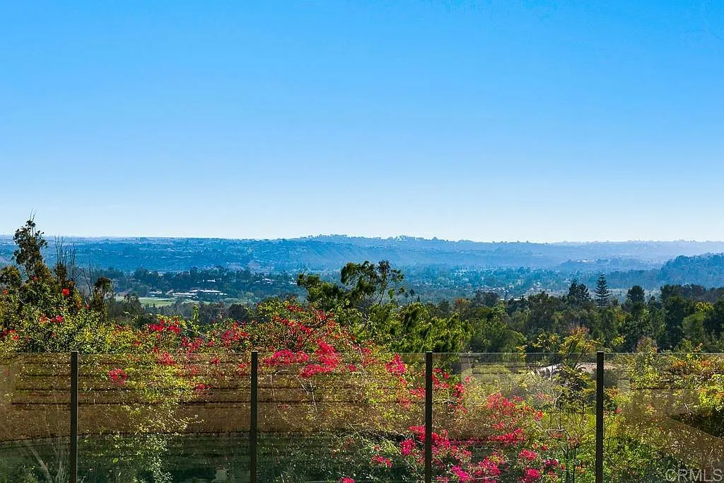 5 bed, 5.5 bath, 6000 sqft, $35,000 — Photo 2