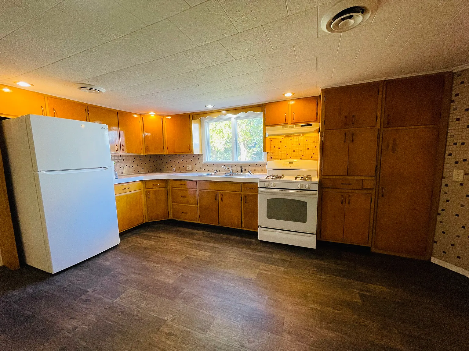 2 bed, 1.5 bath, 1140 sqft, $1,300 — Photo 2