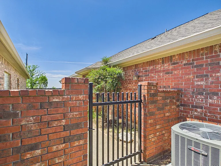 1721 Cherrywood Dr — Photo 4