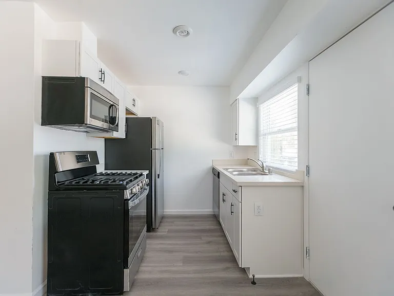 3537 Clarington Ave — Photo 15