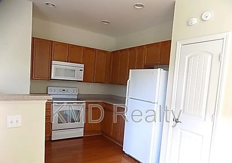 2 bed, 2.5 bath, 1448 sqft, $1,895 — Photo 2
