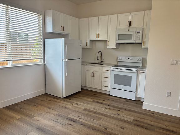 3rd image of 2579 Garden Farms Ave #B
