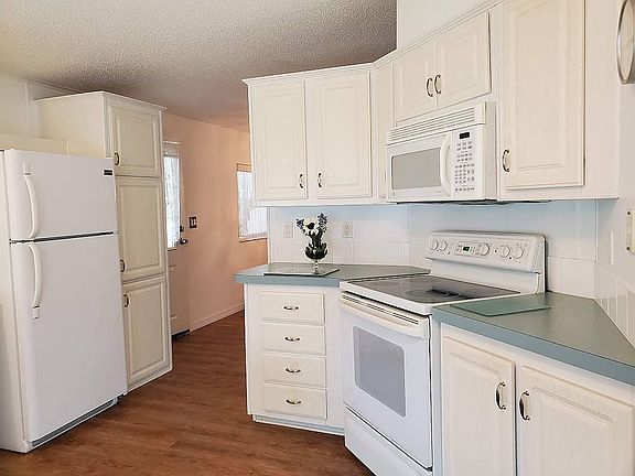 3rd image of 55 Winthrop Ln