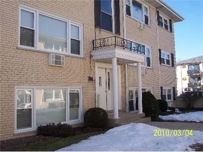 5037 N East River Rd APT 3A photo 1