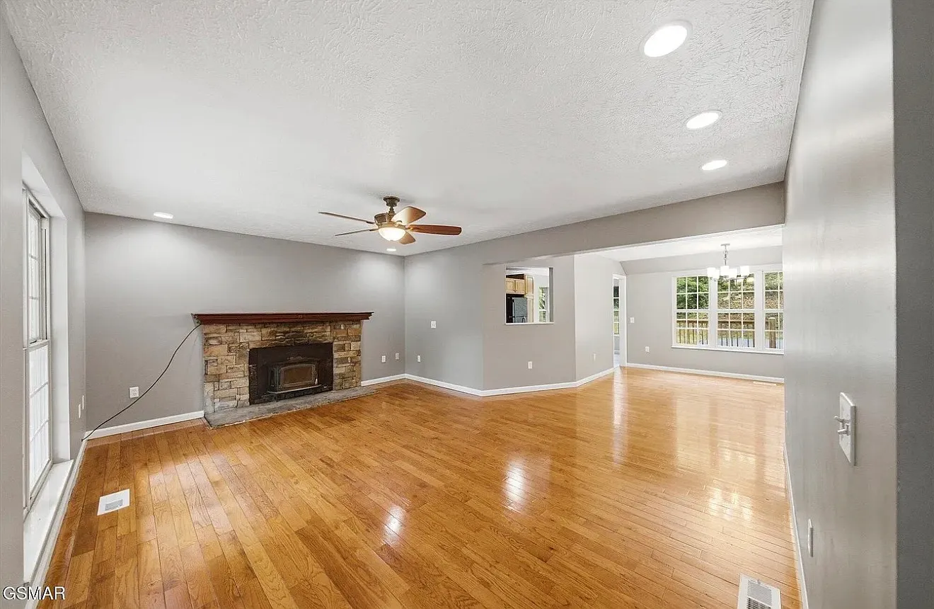 3 bed, 2600 sqft, $2,700 — Photo 1