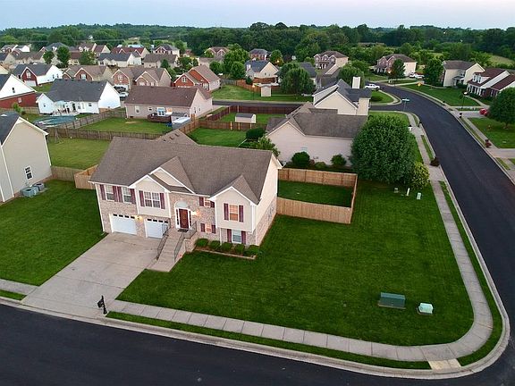 2nd image of 1200 Meadow Knoll Ln