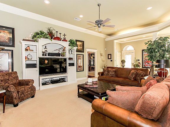 5th image of 10504 Utica Dr