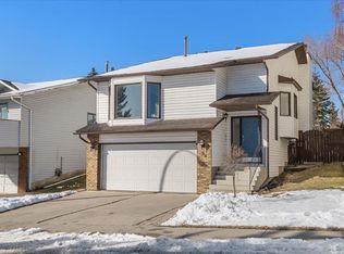 56 S Hawkcliff Way NW, Calgary, AB T3G2R7