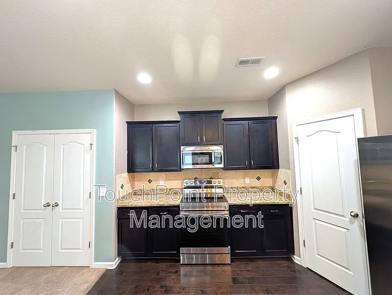 4 bed, 2.5 bath, 2028 sqft, $2,100 — Photo 4