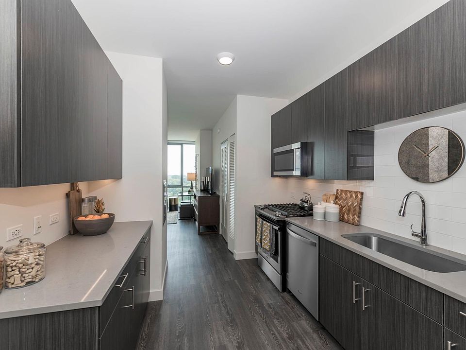 1st image of 811 W Montrose Ave #2014