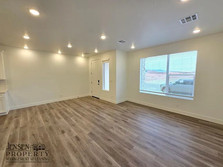 915 W Boxthorn Dr — Photo 7