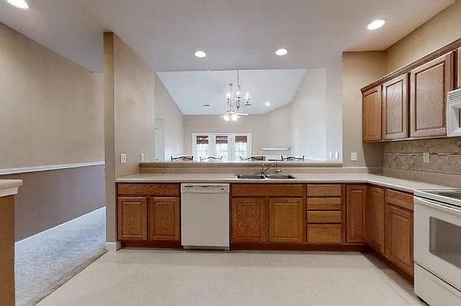 3832 Thornhill Cir — Photo 4