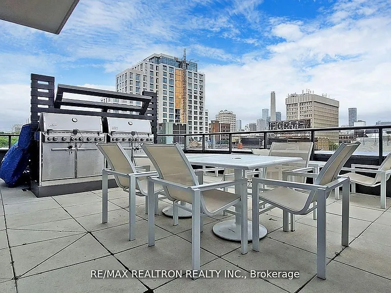 297 College St #917 — Photo 31