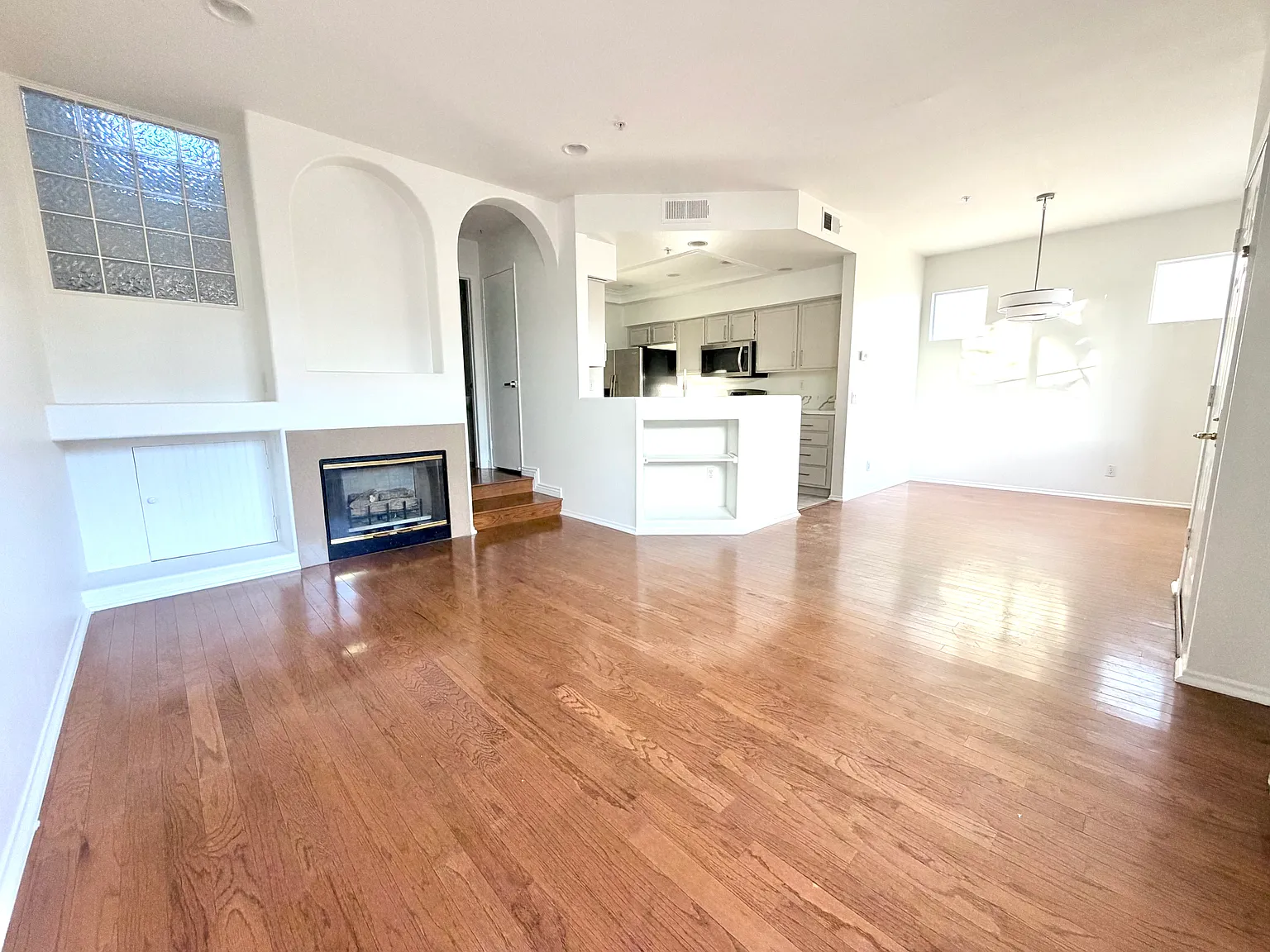2 bed, 2.5 bath, 1227 sqft, $3,500 — Photo 2