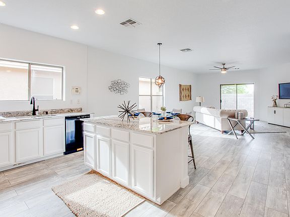 3rd image of 2828 W Santa Cruz Ave