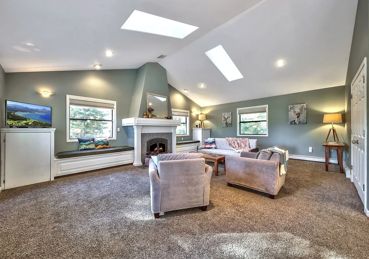 "Minnow's Run" ~ Top Floor Unit of Triplex with Private Deck, Wood Burning Fireplace & Fenced Bac... — Photo 2