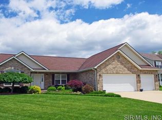 30 Oak Leaf Dr, Maryville, IL 62062
