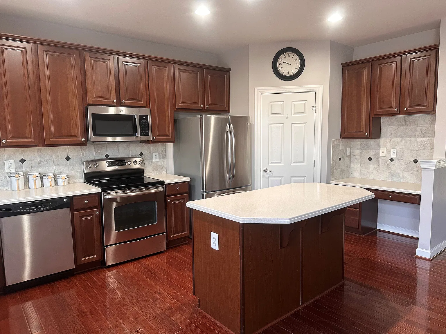 3 bed, 1960 sqft, $3,000 — Photo 4
