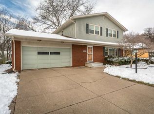 2852 Fairhaven Rd, Davenport, IA 52803