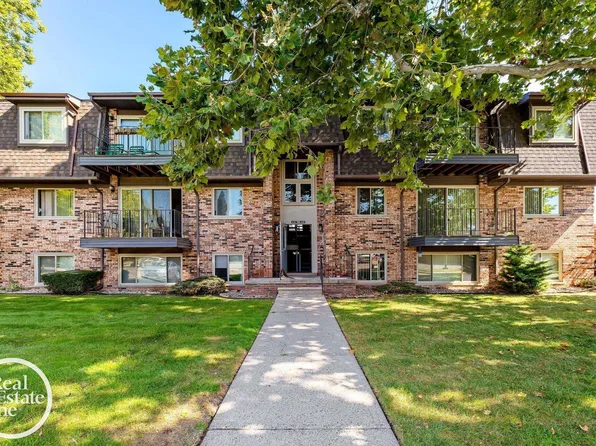 443 Riviera Dr #4, Saint Clair Shores, MI 48080