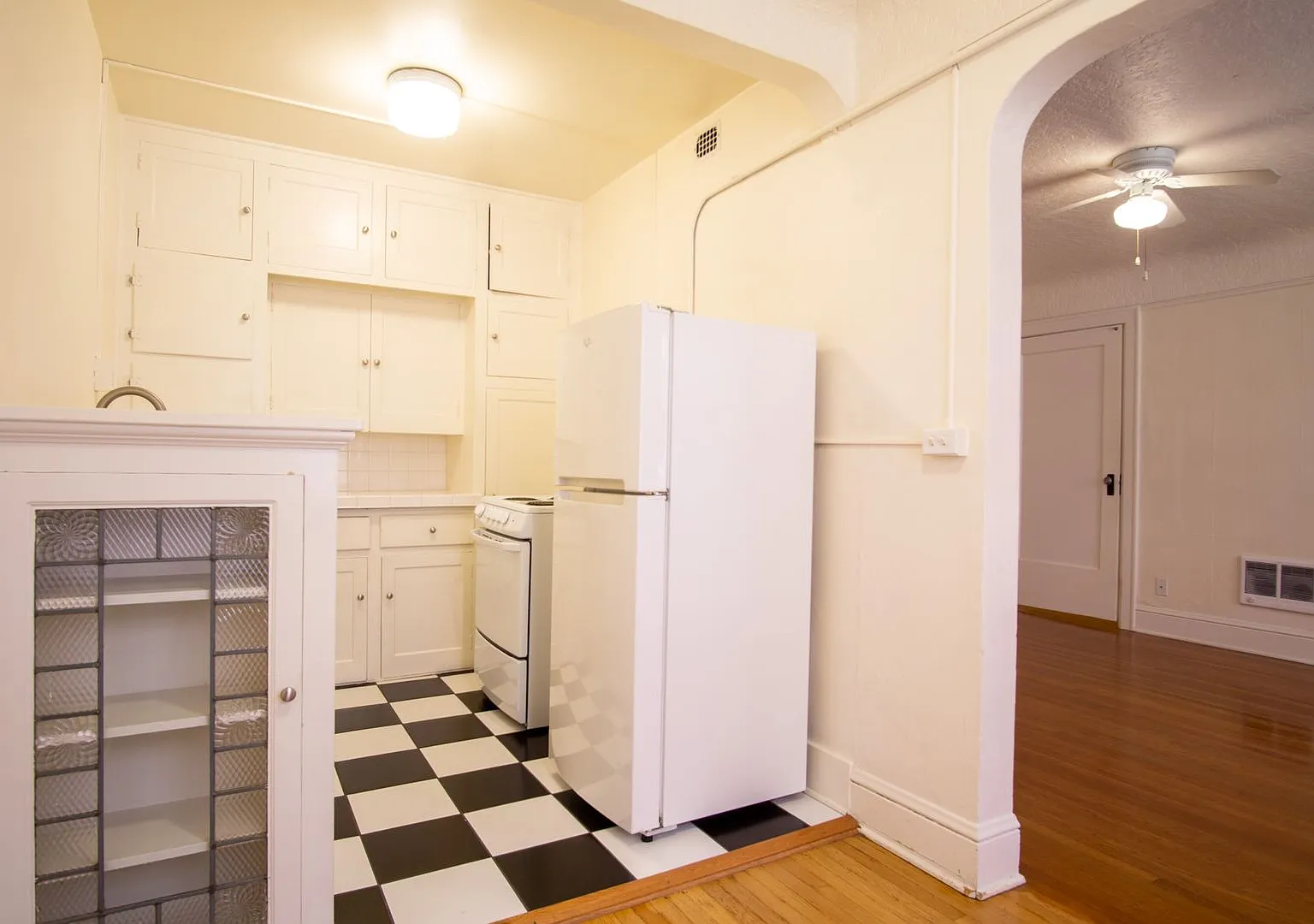 Look & Lease! Spacious & Bright Vintage Studio Ready Now! — Photo 1