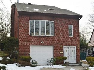 24214 Barrows Ct, Little Neck, NY 11362