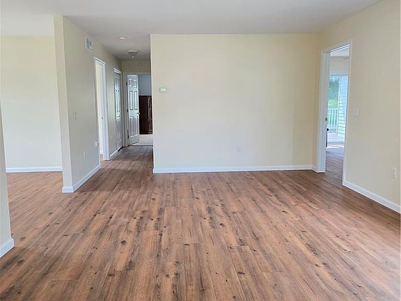 3rd image of 314 Golden Oaks Dr
