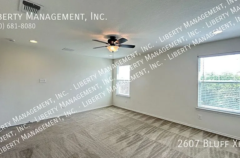 2607 Bluff Xing — Photo 37