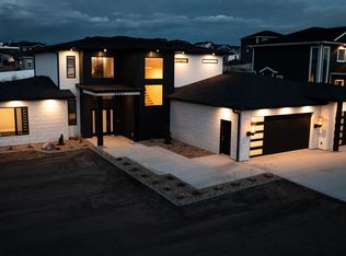 3927 Crest Pl, Bismarck, ND 58503